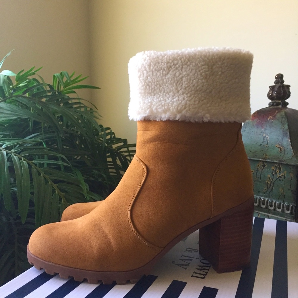 Crown & Ivy Women’s Cognac Tara boots Size 9